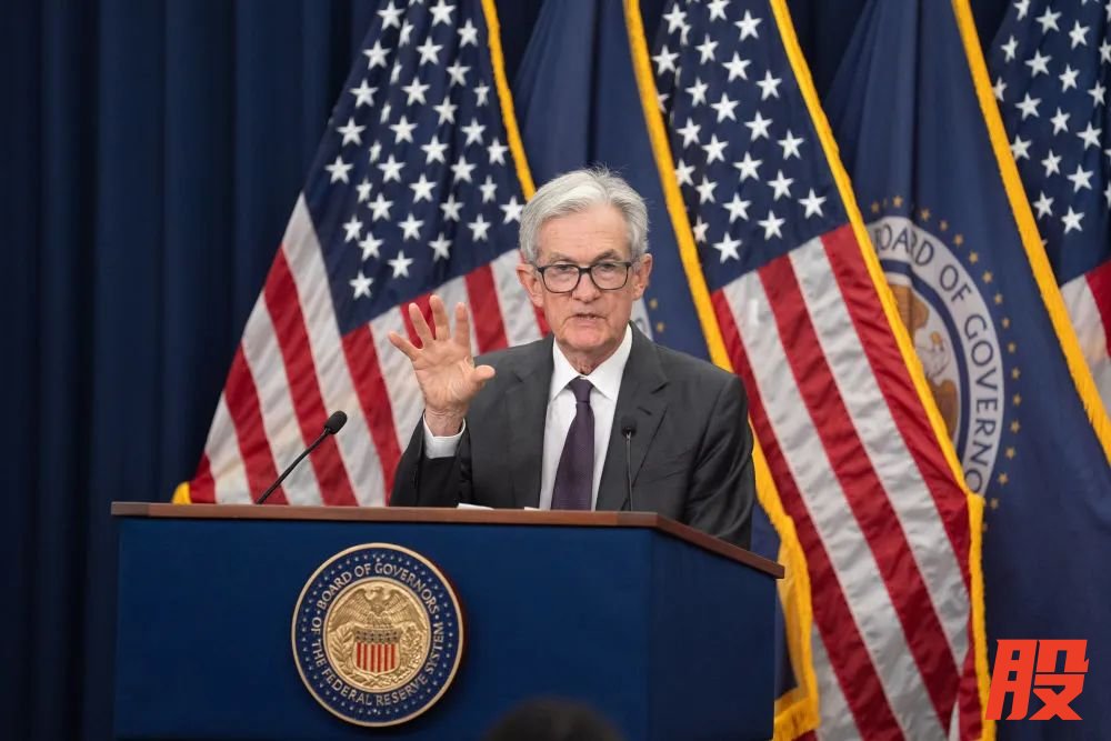 7月30日，美国联邦储备委员会主席鲍威尔在华盛顿出席记者会。新华社记者 胡友松 摄